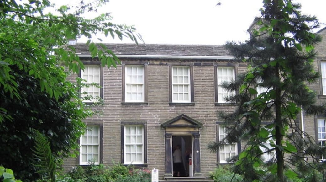 Photo "Bronte Parsonage Museum" by derek menzies (CC BY-SA) / Cropped from original