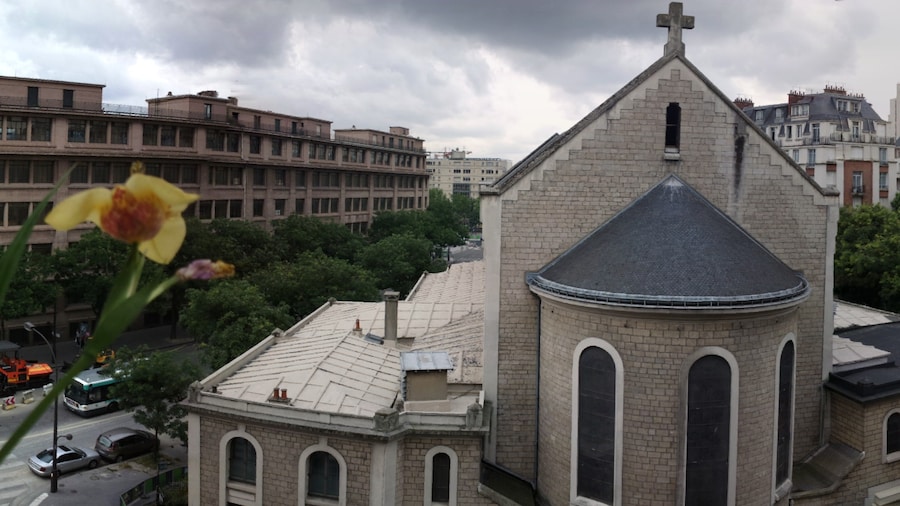 Photo "L'église catholique Saint-Gabriel et le lycée Hélène-Boucher vue de la Rue de Lagny (Paris 20ème). Vue de la Rue Mounet-Sully." by Sigoise (Creative Commons Attribution-Share Alike 3.0) / Cropped from original