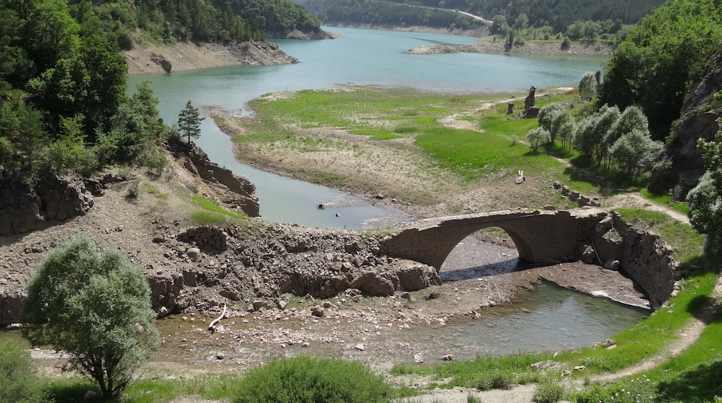 Foto "El Pont De Suert" oleh Cherubino (CC BY-SA) / Dipotong dari foto asli