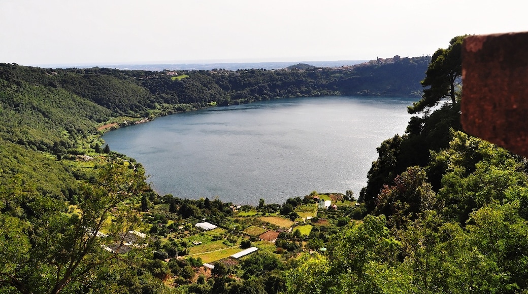 Foto “Lago de Nemi” tomada por Ra Boe / Wikipedia (CC BY-SA); recorte de la original