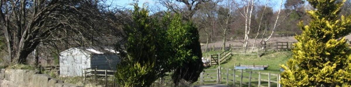 Photo "Entrance to a small steading Though there is no house here, it looks like it is worked as a steading." by james denham (Creative Commons Attribution-Share Alike 2.0) / Cropped from original