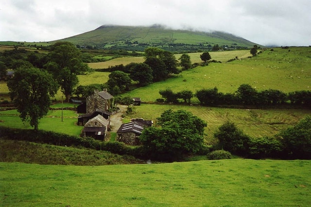 Clynnog: Bwlch Mawr from Tai'n-lon. Bwlch Mawr, seen shrouded in cloud, peaks at 509m. The farm in mid-shot is Glanyrafon