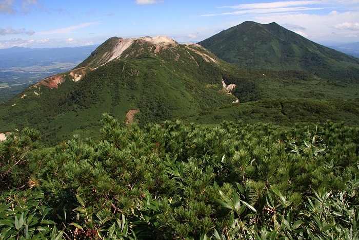 The East side of Mount Iwaonupuri (on the left) and Mount Niseko-Annupuri (in the far right) seen from Mount Nitonupuri.