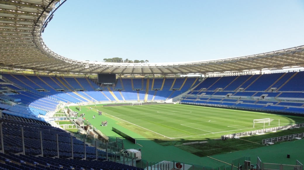 Foto “Estadio Olímpico de Roma” tomada por ildirettore (CC BY); recorte de la original