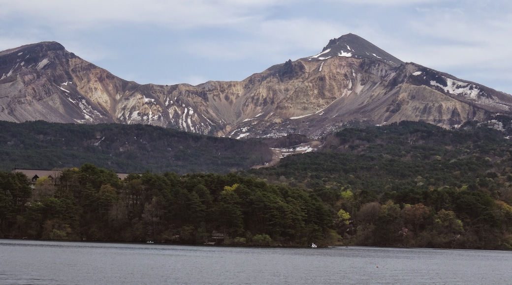 Foto „Lake Hibara“ von MAKIKO OMOKAWA (CC BY-SA)/zugeschnittenes Original