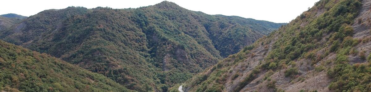 Photo "The canyon and the adjoining road between low and high valley" by Luenséin (Creative Commons Attribution-Share Alike 4.0) / Cropped from original