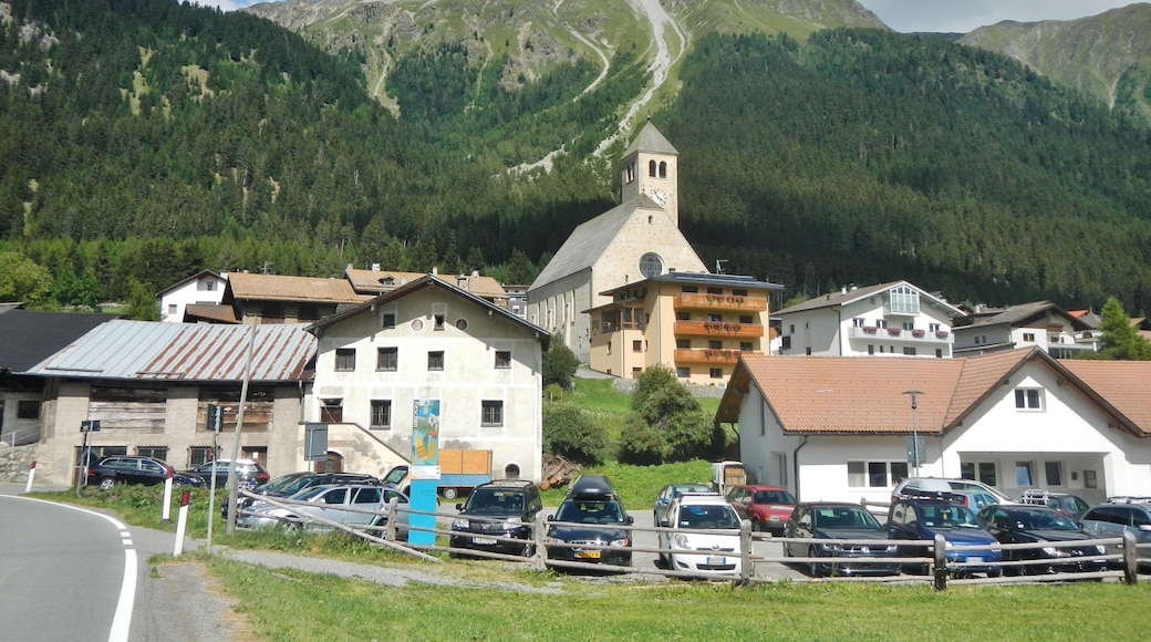 Foto „Reschen Pass“ von qwesy qwesy (CC BY)/zugeschnittenes Original