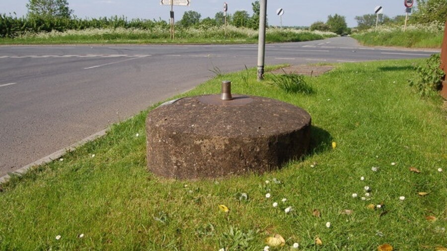 Photo "Home Guard memorial at Bretforton This is the base of a WW2 spigot mortar (an anti-tank weapon supplied to the Home Guard). The inscription on the memorial which stands near the crossroads on Stoneford Lane reads "Gun mounting erected for the Home Guard in defence of our village 1939-1945"." by Roger Davies (Creative Commons Attribution-Share Alike 2.0) / Cropped from original