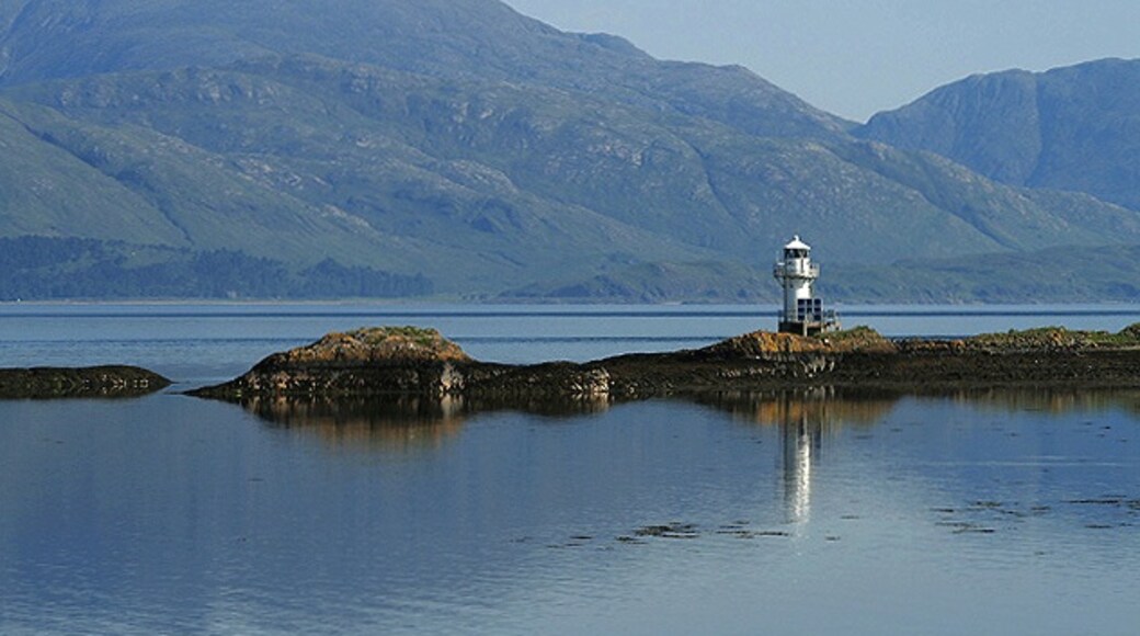 Photo "Port Appin" by Walter Baxter (CC BY-SA) / Cropped from original