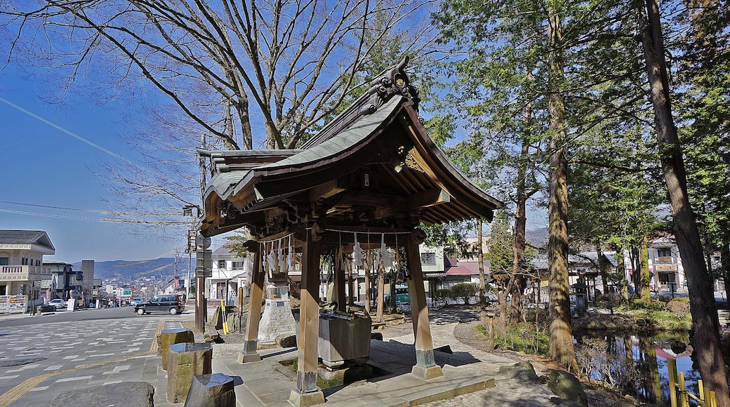 Photo "Shimosuwa Onsen" by z tanuki (CC BY) / Cropped from original