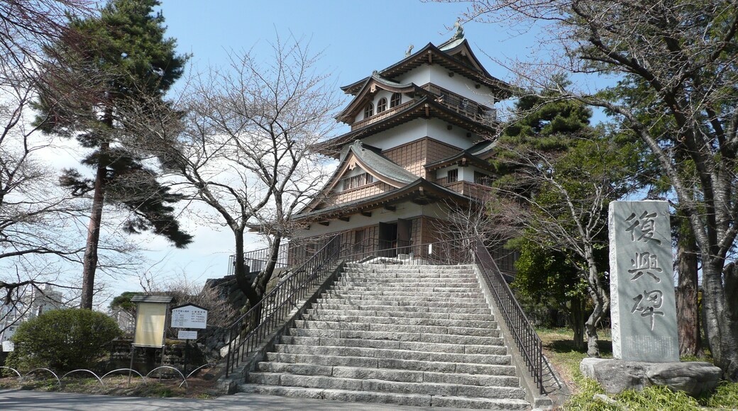 内側から望む高島城の復興天守