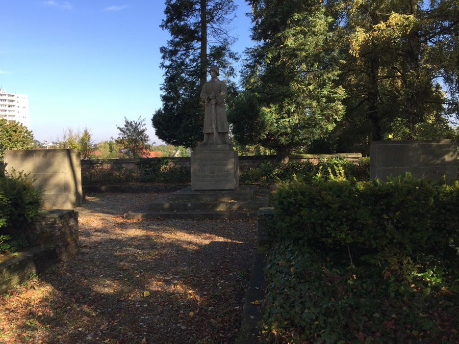 Kriegerdenkmal 1914/18 und 1939/45 in Waldmohr, Eichelscheider Straße. Kulturdenkmal, erbaut 1930, ergänzt nach 1945. Soldatenskulptur von Ludwig Rech, rechterhand Namenstafel von Gefallenen des Ersten Weltkrieges, linkerhand Namenstafel von Gefallenen des Zweiten Weltkrieges. Unterbau mit Namenstafeln von F. Cullmann und B. Marx. Gegenüber ist der Gedenkstein für die Opfer des Nationalsozialismus aufgestellt.
