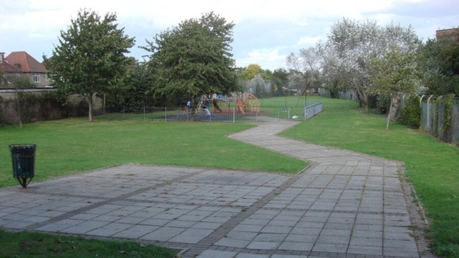 Photo "Small park just north of Hounslow East tube station" by Oxyman (Creative Commons Attribution-Share Alike 2.0) / Cropped from original