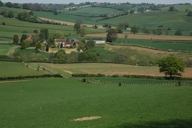 Foto “Astley y Dunley” tomada por Philip Halling (CC BY-SA); recorte de la original