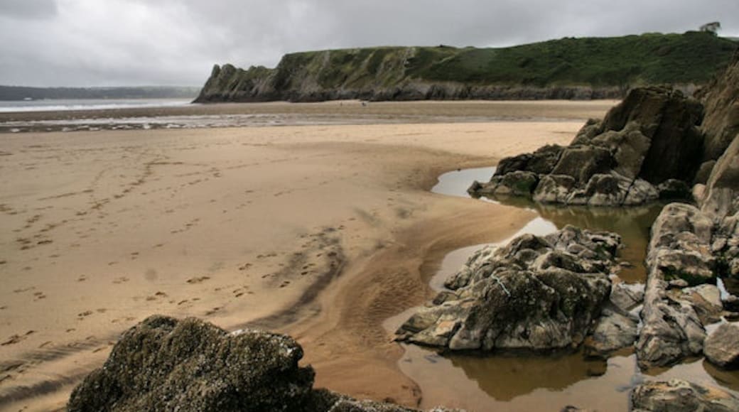 Photo "Three Cliffs Bay Beach" by Pierre Terre (CC BY-SA) / Cropped from original