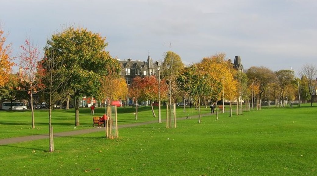 Photo "Bruntsfield" by Richard Webb (CC BY-SA) / Cropped from original