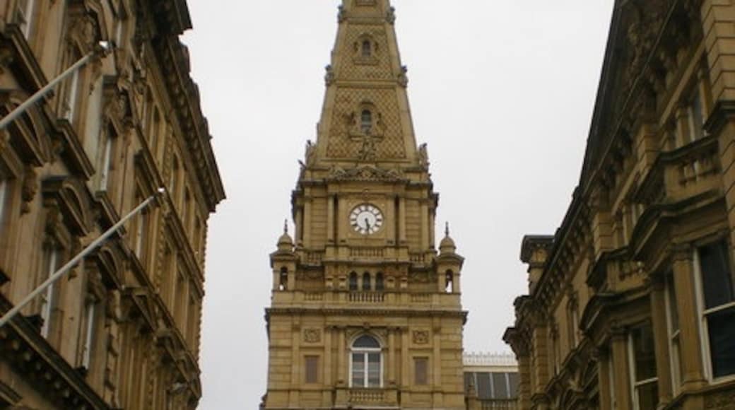 Photo "Halifax Town Hall" by Alexander P Kapp (CC BY-SA) / Cropped from original