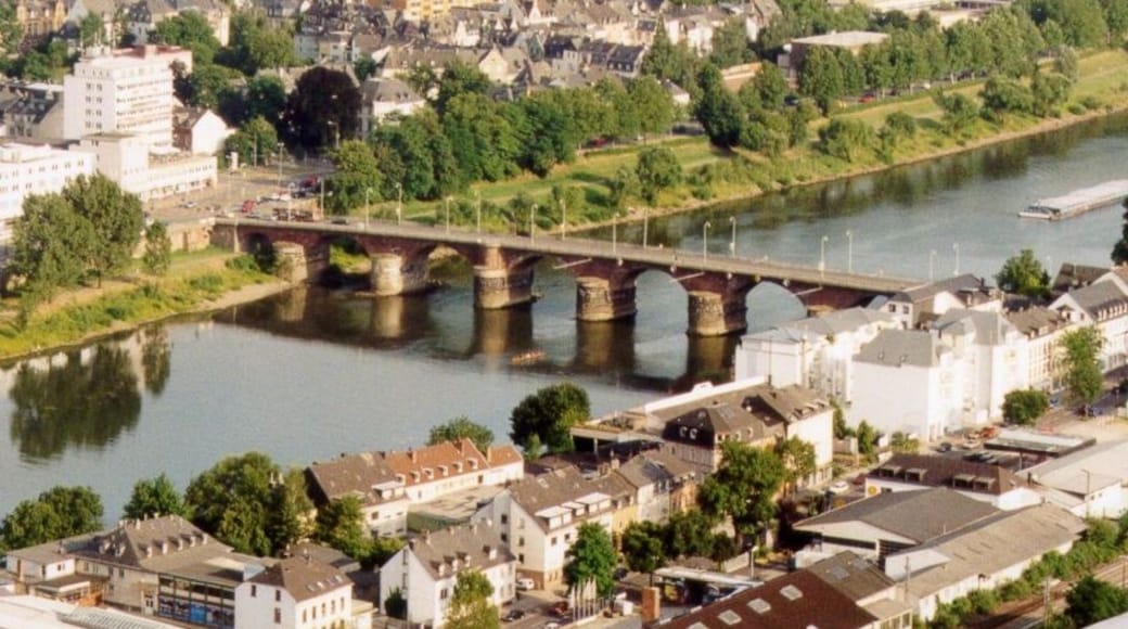 Foto „Römerbrücke“ von Stefan Kühn (CC BY-SA)/zugeschnittenes Original
