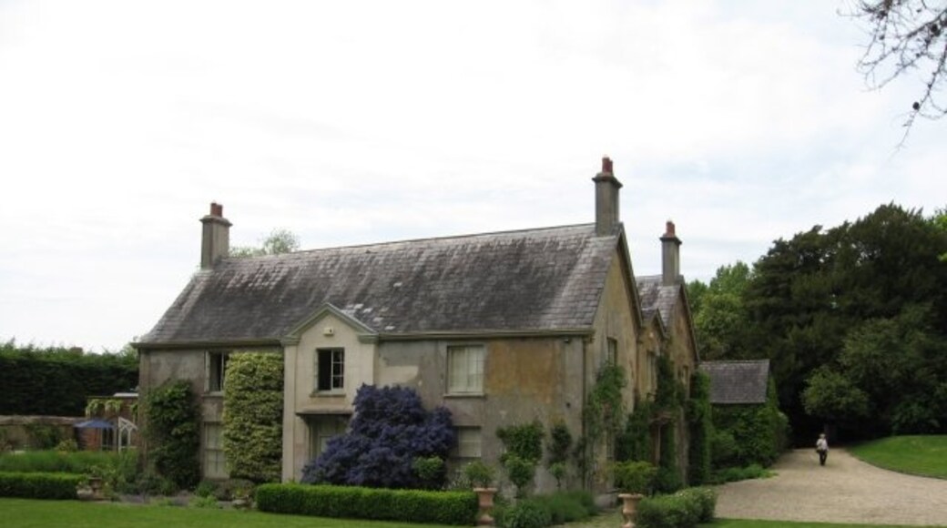 Photo "Langton Long Blandford" by John Palmer (CC BY-SA) / Cropped from original