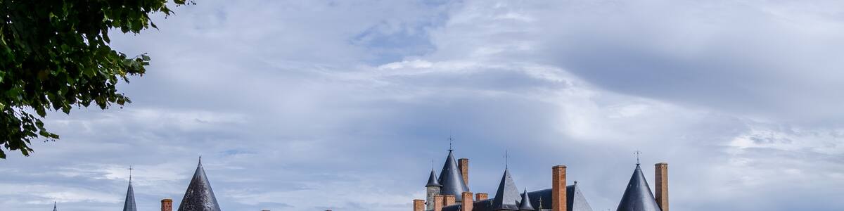 Photo "This building is indexed in the Base Mérimée, a database of architectural heritage maintained by the French Ministry of Culture, under the reference PA00109098 ." by Smoke It 2013 (Creative Commons Attribution-Share Alike 3.0) / Cropped from original