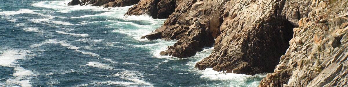Photo "Felsformationen am Pointe du Raz in der Bretagne" by undefined () / Cropped from original