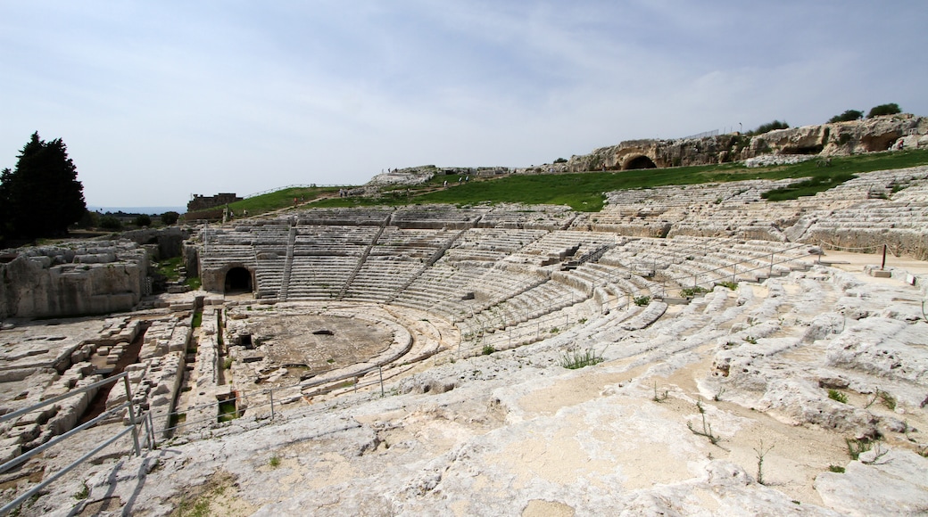 Photo "Greek Theatre of Syracuse" by Carlo Pelagalli (CC BY-SA) / Cropped from original