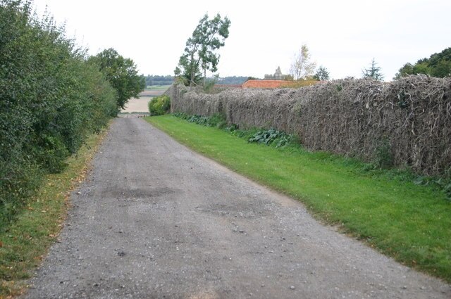 Photo "Upper Winchendon" by Shaun Ferguson (CC BY-SA) / Cropped from original