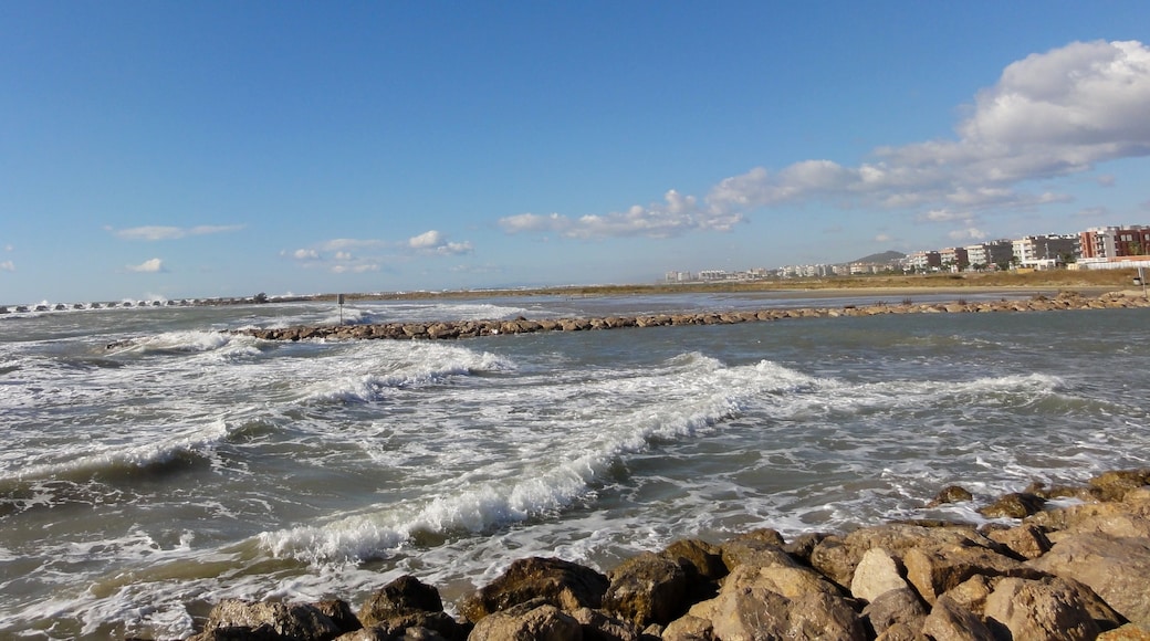 "Mota de Sant Pere Beach"-foto av Isidro Jabato (page does not exist) (CC BY-SA) / Urklipp från original
