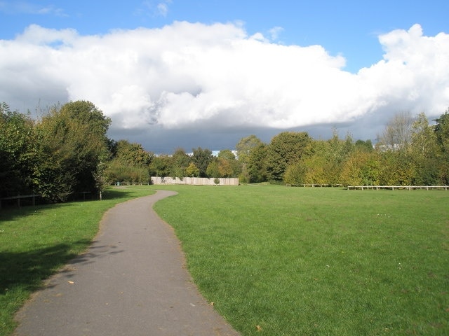 Path from Stonechat Road through to Jubilee Hall