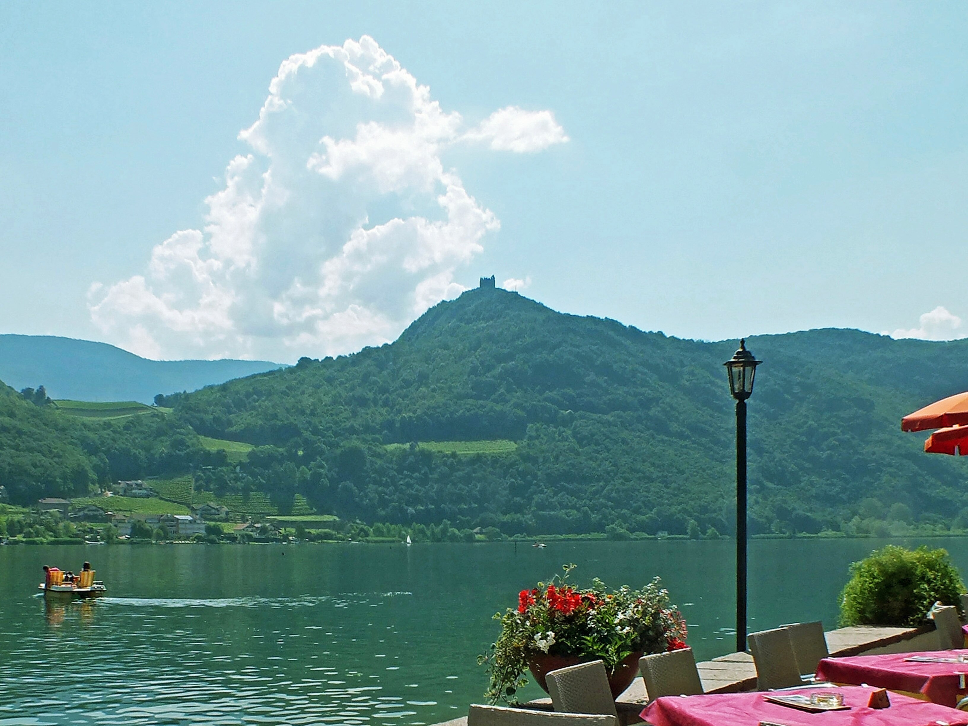 ภาพ "Campi al Lago" โดย Martin Geisler (CC BY-SA) / ตัดภาพจากขนาดต้นฉบับ