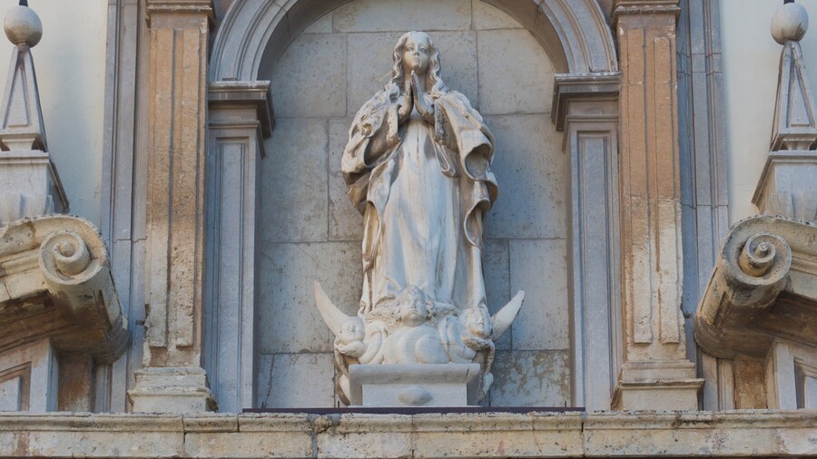 Photo "Statue of Virgin Mary on the crescent, Monastery of San Jerónimo, Granada, Andalusia, Spain." by undefined (Creative Commons Zero, Public Domain Dedication) / Cropped from original