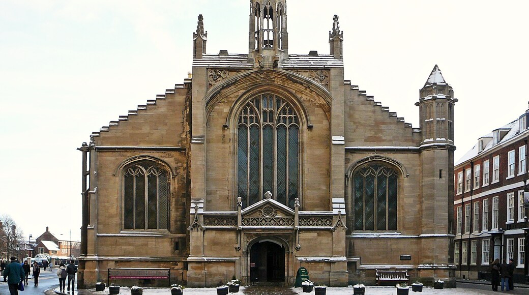Foto „Kirche St Michael le Belfrey“ von Tim Green (CC BY)/zugeschnittenes Original