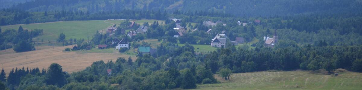 Photo "Blick vom Gipfel des Mědník nach Westen auf Horní Halže." by de:Benutzer:ch ivk (Creative Commons Attribution 3.0) / Cropped from original