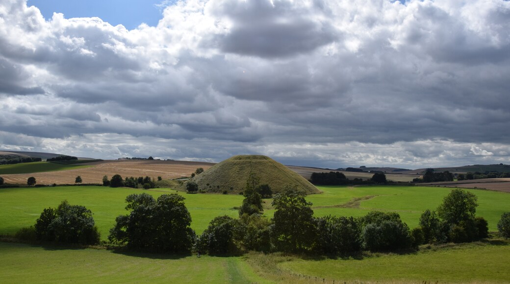 Photo "Silbury Hill" by Stevekeiretsu (page does not exist) (CC BY-SA) / Cropped from original