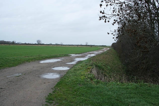 Public footpath near Stubton This farm road goes to a private airstrip running left to right on the horizon. The footpath goes to Fenton.