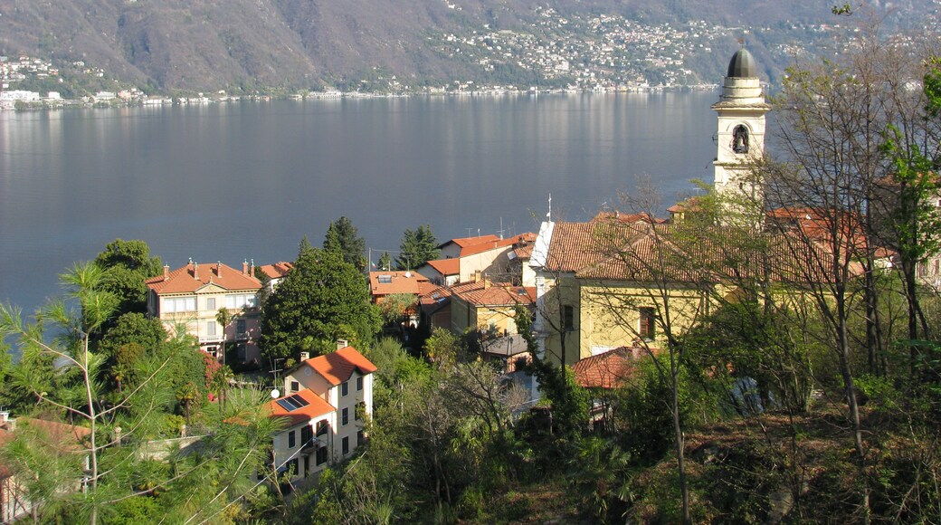 Ảnh "Tronzano Lago Maggiore" của Ozonski (CC BY) / Cắt từ ảnh gốc