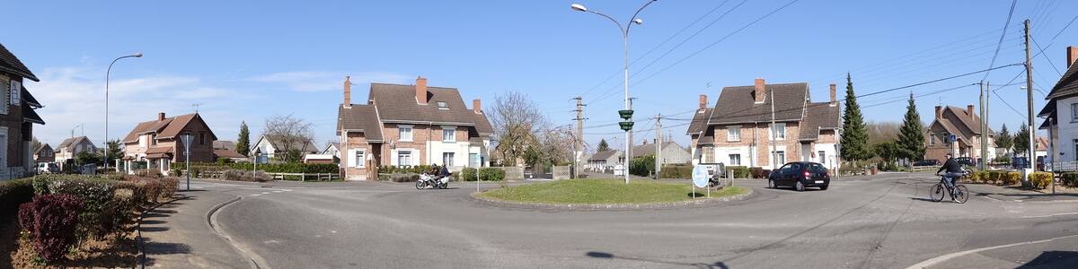Photo "Cité n° 2 de Béthune de la fosse n° 2 de la Compagnie des mines de Béthune dans le bassin minier du Nord-Pas-de-Calais, Mazingarbe et Bully-les-Mines, Pas-de-Calais, Nord-Pas-de-Calais, France. La cité n° 2 de Béthune est inscrite sur la liste du patrimoine mondial de l'Unesco le 30 juin 2012 et y constitue en partie le site no 82." by Jérémy-Günther-Heinz Jähnick (Creative Commons Attribution-Share Alike 3.0) / Cropped from original