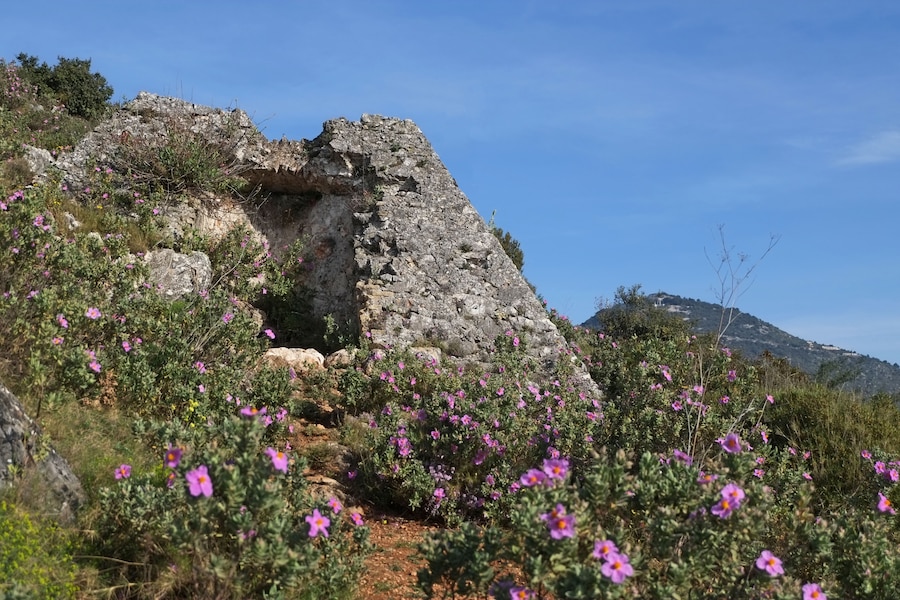 La pyramide de Falicon et le mont Chauve en arrière-plan.