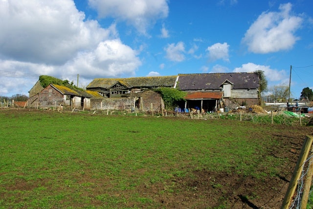 Ramshackle barns, Laines Farm Court House is to the right, out of shot.