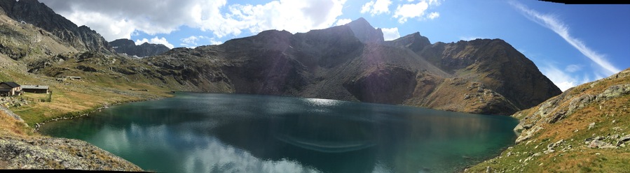 Panoramica del lago inferiore con a sinistra il bivacco