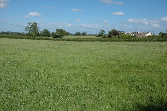 Fields near Boakley Farm The cottages on the right are Twatley Cottages which are in the adjoining grid square.