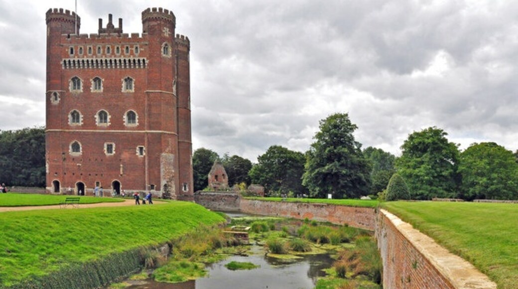 Photo "Tattershall Castle" by Mick Lobb (CC BY-SA) / Cropped from original