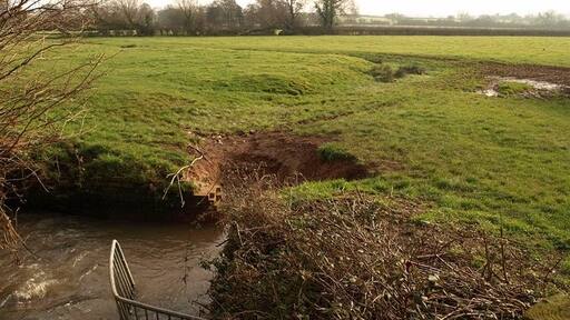 Foto "Durleigh" de Derek Harper (CC BY-SA) / Recortada do original