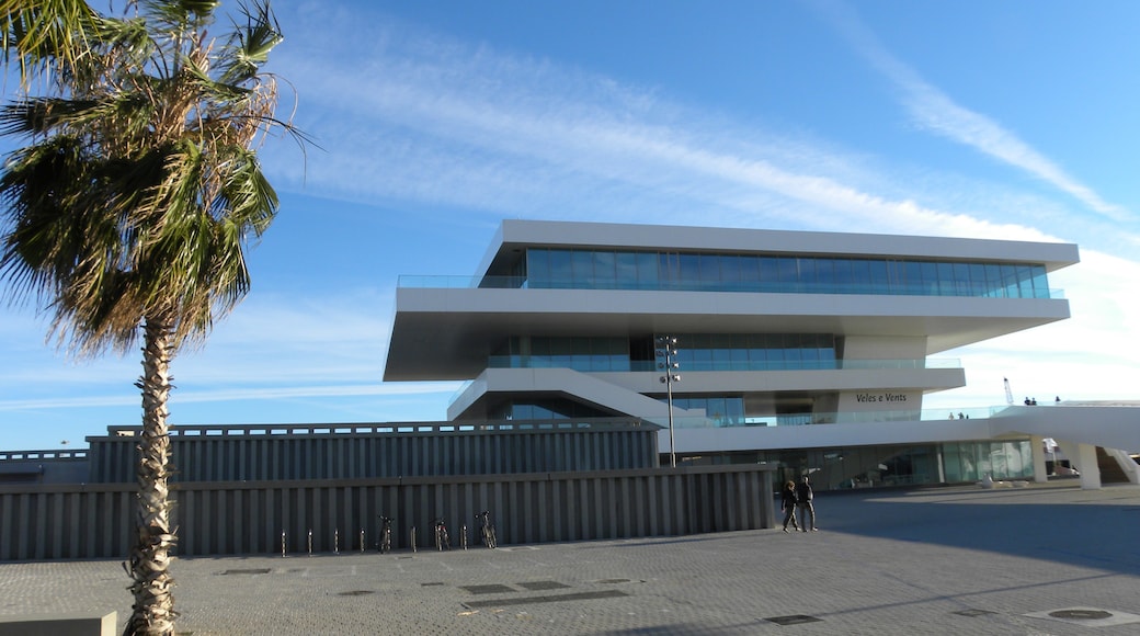 Photo "America's Cup Building" by Santi Garcia (CC BY) / Cropped from original