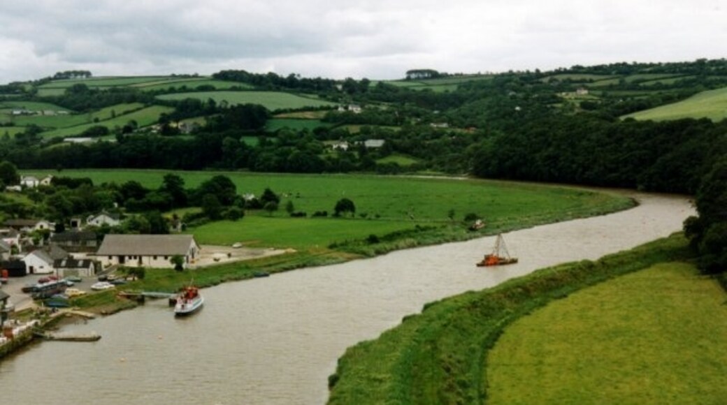 Photo "Calstock" by Michael Parry (CC BY-SA) / Cropped from original