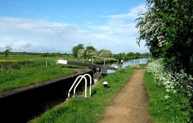 Photo "Kingsbrook" by Rob Farrow (CC BY-SA) / Cropped from original