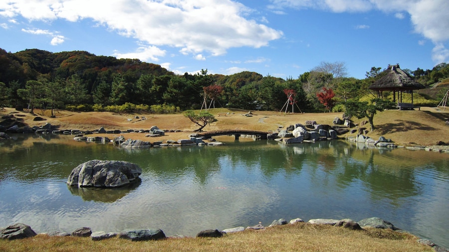 Photo "Rakusan-en Konmei Pond." by Qurren (Creative Commons Attribution-Share Alike 3.0) / Cropped from original