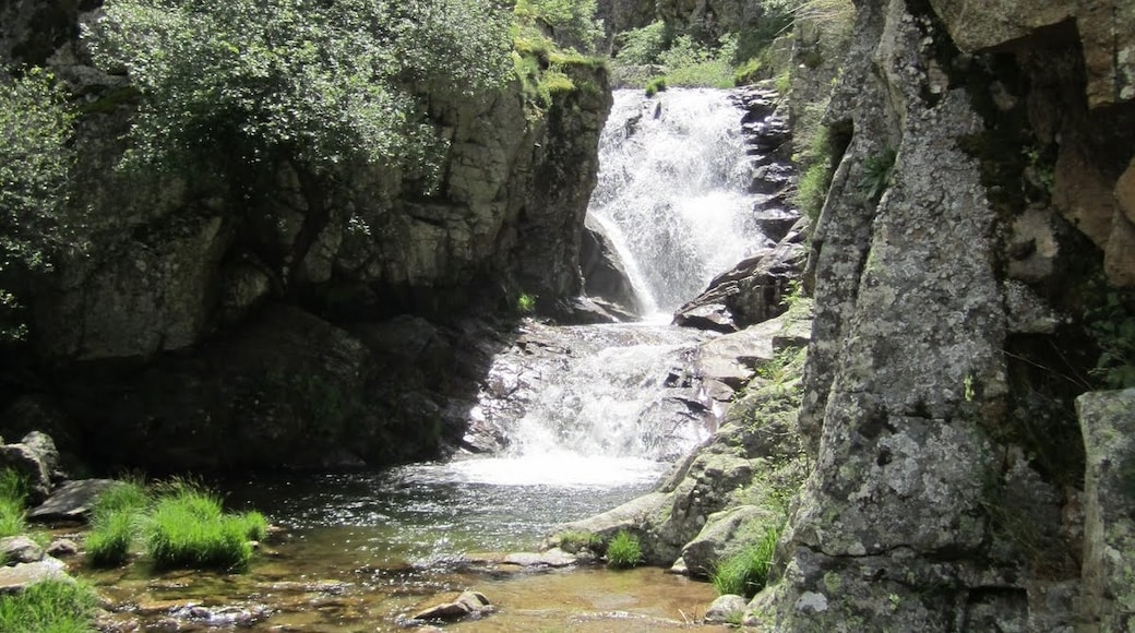 Photo "Cascada del Purgatorio" by Axel Schlaefer (CC BY-SA) / Cropped from original