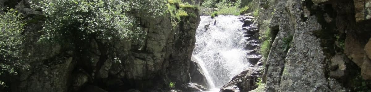 Photo "2011-06-05 Cascada del Purgatorio" by Axel Schlaefer (Creative Commons Attribution-Share Alike 3.0) / Cropped from original