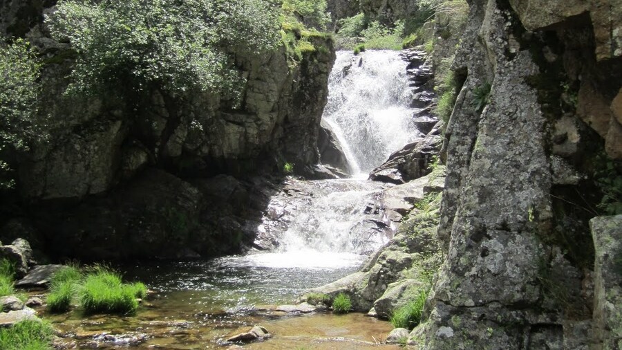 Photo "2011-06-05 Cascada del Purgatorio" by Axel Schlaefer (Creative Commons Attribution-Share Alike 3.0) / Cropped from original